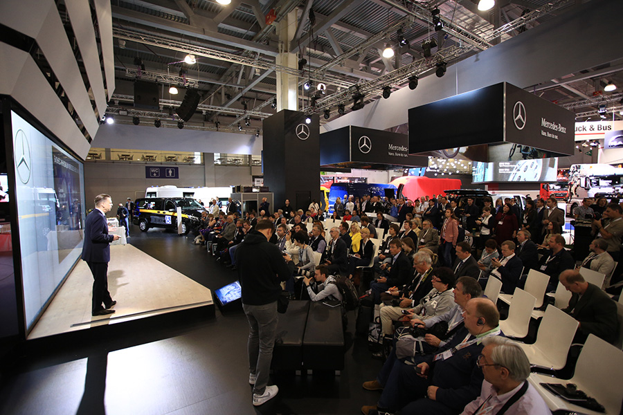 汽車展廳現(xiàn)場，汽車展會嘉賓，奔馳汽車展臺 